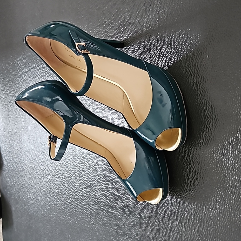 Beautiful Coach heels 6.5